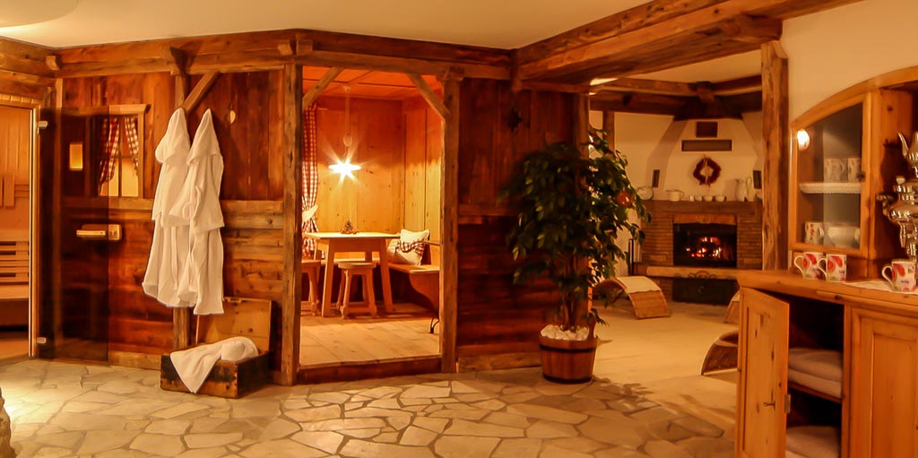 100 Quadratmetern Wellnessbereich mit finnischen Sauna, türkischen Bad, Infrarotkabine, Stube mit Heubett, Ruheraum mit Kamin und Teeecke.